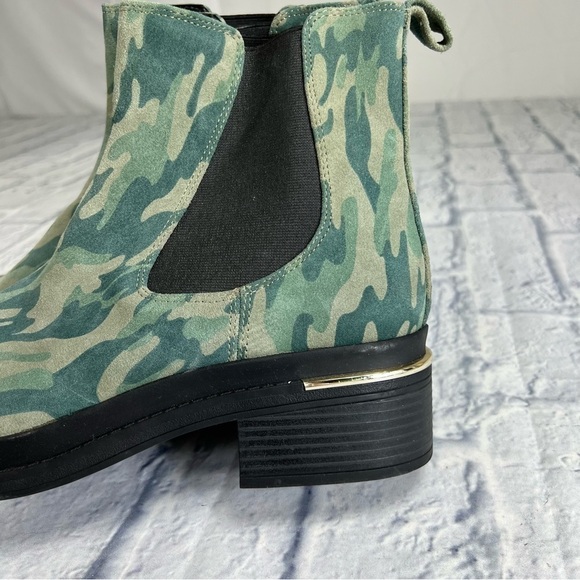 Kenneth Cole New York Levon 2.0 Welt Chelsea Boot
Olive Camouflage Ankle Boots - Picture 4 of 12